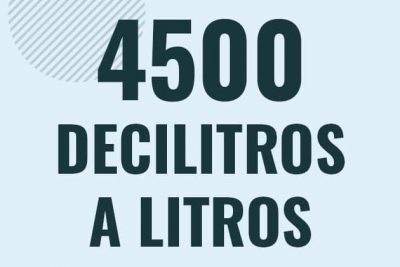 Profesor en pizarra explicando cuanto es 4500 decilitros en litros o como pasar de 4500 dl a l