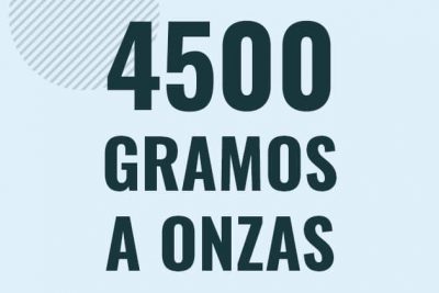 Profesor en pizarra explicando cuanto es 4500 gramos en onzas o como pasar de 4500 g a oz
