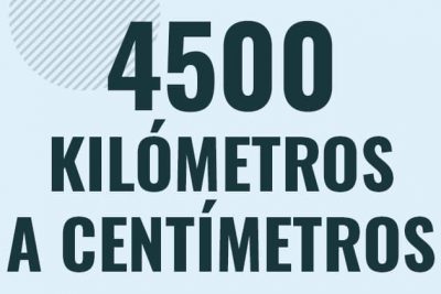 Profesor en pizarra explicando cuanto es 4500 kilometros en centimetros o como pasar de 4500 km a cm