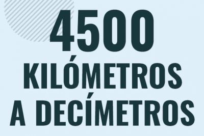 Profesor en pizarra explicando cuanto es 4500 kilometros en decimetros o como pasar de 4500 km a dm