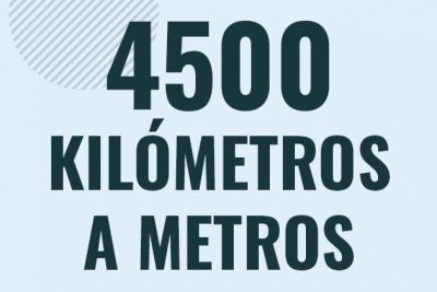 Profesor en pizarra explicando cuanto es 4500 kilometros en metros o como pasar de 4500 km a m