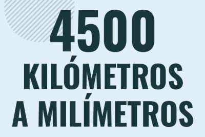 Profesor en pizarra explicando cuanto es 4500 kilometros en milimetros o como pasar de 4500 km a mm