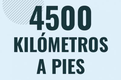 Profesor en pizarra explicando cuanto es 4500 kilometros en pies o como pasar de 4500 km a ft
