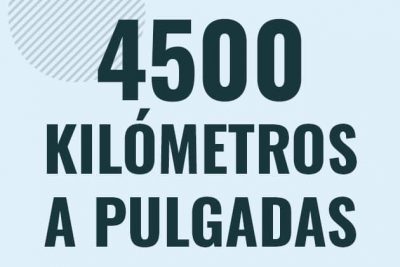 Profesor en pizarra explicando cuanto es 4500 kilometros en pulgadas o como pasar de 4500 km a in