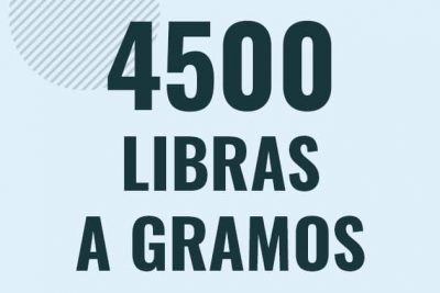 Profesor en pizarra explicando cuanto es 4500 libras en gramos o como pasar de 4500 lb a g