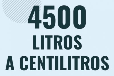 Profesor en pizarra explicando cuanto es 4500 litros en centilitros o como pasar de 4500 l a cl