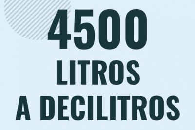 Profesor en pizarra explicando cuanto es 4500 litros en decilitros o como pasar de 4500 l a dl