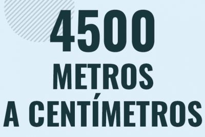Profesor en pizarra explicando cuanto es 4500 metros en centimetros o como pasar de 4500 m a cm