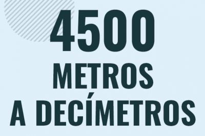 Profesor en pizarra explicando cuanto es 4500 metros en decimetros o como pasar de 4500 m a dm