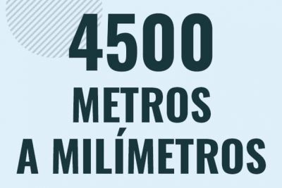 Profesor en pizarra explicando cuanto es 4500 metros en milimetros o como pasar de 4500 m a mm