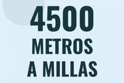 Profesor en pizarra explicando cuanto es 4500 metros en millas o como pasar de 4500 m a mi