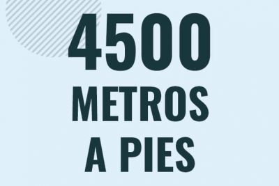 Profesor en pizarra explicando cuanto es 4500 metros en pies o como pasar de 4500 m a ft
