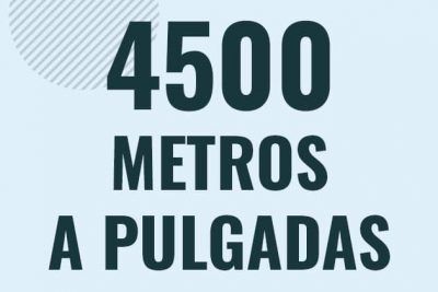 Profesor en pizarra explicando cuanto es 4500 metros en pulgadas o como pasar de 4500 m a in