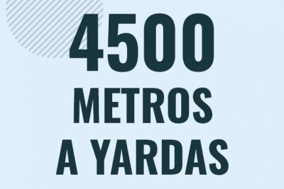 Profesor en pizarra explicando cuanto es 4500 metros en yardas o como pasar de 4500 m a yd