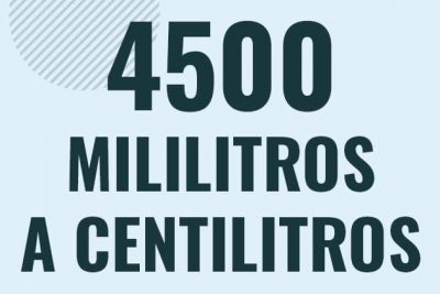 Profesor en pizarra explicando cuanto es 4500 mililitros en centilitros o como pasar de 4500 ml a cl