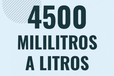 Profesor en pizarra explicando cuanto es 4500 mililitros en litros o como pasar de 4500 ml a l