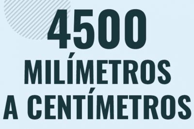 Profesor en pizarra explicando cuanto es 4500 milimetros en centimetros o como pasar de 4500 mm a cm