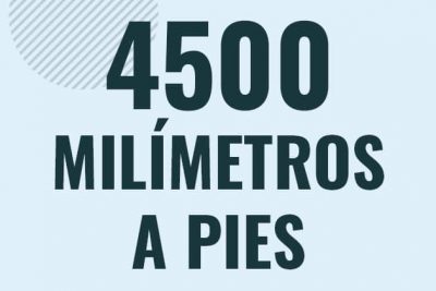 Profesor en pizarra explicando cuanto es 4500 milimetros en pies o como pasar de 4500 mm a ft