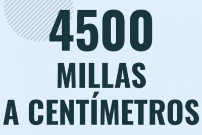 Profesor en pizarra explicando cuanto es 4500 millas en centimetros o como pasar de 4500 mi a cm