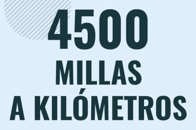 Profesor en pizarra explicando cuanto es 4500 millas en kilometros o como pasar de 4500 mi a km