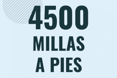 Profesor en pizarra explicando cuanto es 4500 millas en pies o como pasar de 4500 mi a ft