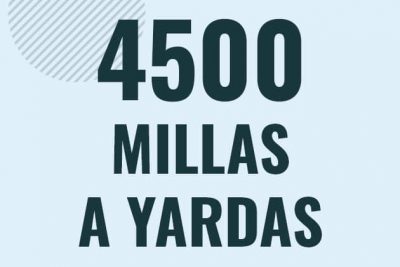 Profesor en pizarra explicando cuanto es 4500 millas en yardas o como pasar de 4500 mi a yd