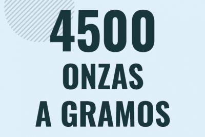 Profesor en pizarra explicando cuanto es 4500 onzas en gramos o como pasar de 4500 oz a g