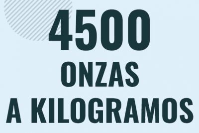 Profesor en pizarra explicando cuanto es 4500 onzas en kilogramos o como pasar de 4500 oz a kg