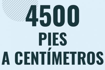 Profesor en pizarra explicando cuanto es 4500 pies en centimetros o como pasar de 4500 ft a cm