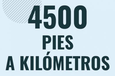 Profesor en pizarra explicando cuanto es 4500 pies en kilometros o como pasar de 4500 ft a km