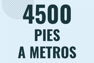 Profesor en pizarra explicando cuanto es 4500 pies en metros o como pasar de 4500 ft a m