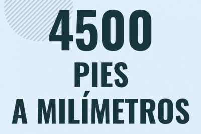 Profesor en pizarra explicando cuanto es 4500 pies en milimetros o como pasar de 4500 ft a mm