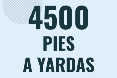Profesor en pizarra explicando cuanto es 4500 pies en yardas o como pasar de 4500 ft a yd