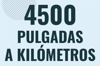 Profesor en pizarra explicando cuanto es 4500 pulgadas en kilometros o como pasar de 4500 in a km