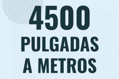 Profesor en pizarra explicando cuanto es 4500 pulgadas en metros o como pasar de 4500 in a m