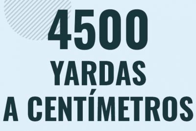 Profesor en pizarra explicando cuanto es 4500 yardas en centimetros o como pasar de 4500 yd a cm