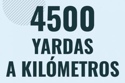 Profesor en pizarra explicando cuanto es 4500 yardas en kilometros o como pasar de 4500 yd a km