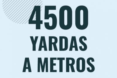 Profesor en pizarra explicando cuanto es 4500 yardas en metros o como pasar de 4500 yd a m