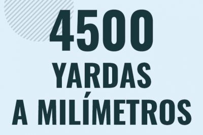 Profesor en pizarra explicando cuanto es 4500 yardas en milimetros o como pasar de 4500 yd a mm