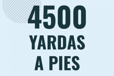 Profesor en pizarra explicando cuanto es 4500 yardas en pies o como pasar de 4500 yd a ft