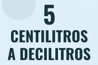 Profesor en pizarra explicando cuanto es 5 centilitros en decilitros o como pasar de 5 cl a dl