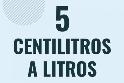 Profesor en pizarra explicando cuanto es 5 centilitros en litros o como pasar de 5 cl a l