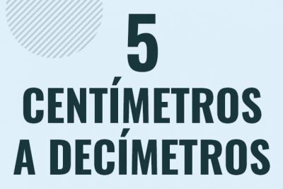 Profesor en pizarra explicando cuanto es 5 centimetros en decimetros o como pasar de 5 cm a dm