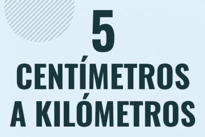 Profesor en pizarra explicando cuanto es 5 centimetros en kilometros o como pasar de 5 cm a km