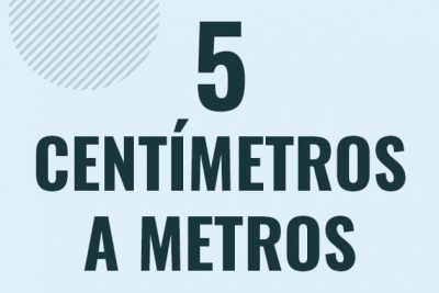 Profesor en pizarra explicando cuanto es 5 centimetros en metros o como pasar de 5 cm a m