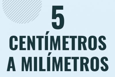 Profesor en pizarra explicando cuanto es 5 centimetros en milimetros o como pasar de 5 cm a mm