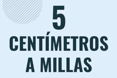 Profesor en pizarra explicando cuanto es 5 centimetros en millas o como pasar de 5 cm a mi