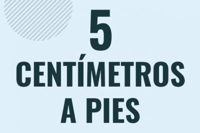 Profesor en pizarra explicando cuanto es 5 centimetros en pies o como pasar de 5 cm a ft