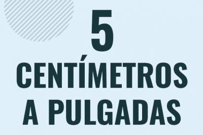 Profesor en pizarra explicando cuanto es 5 centimetros en pulgadas o como pasar de 5 cm a in