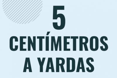Profesor en pizarra explicando cuanto es 5 centimetros en yardas o como pasar de 5 cm a yd